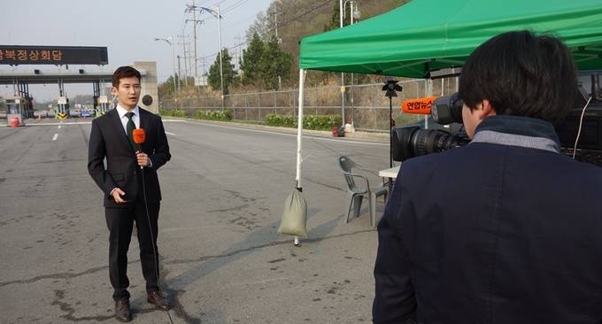 27일 도라산 남북출입사무소를 배경으로 서형석 연합뉴스TV 기자가 리포팅을 하고 있다.  