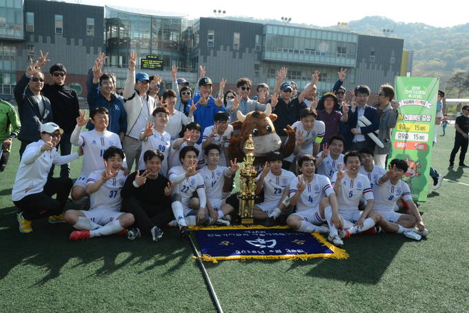 동아일보가 28일 국민대학교 운동장에서 치러진 제46회 한국기자협회 서울지역 축구대회 결승전에서 더벨을 꺾으며 대회 3연패를 달성했다. 