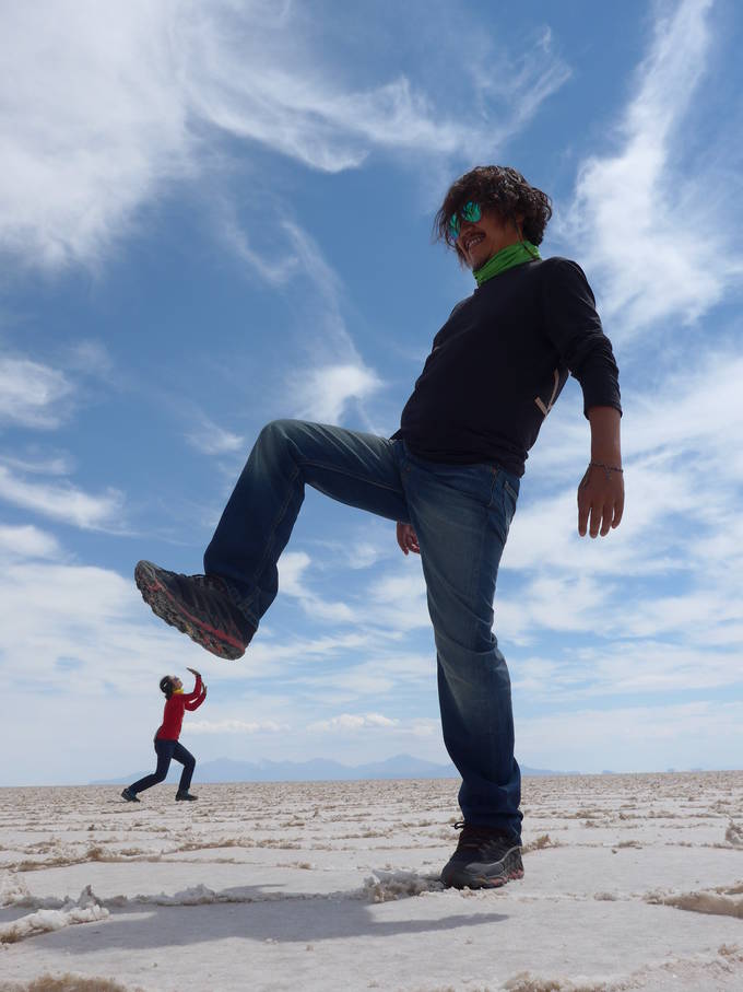 볼리비아 우유니 소금사막에서 김승근 대구일보 기자(오른쪽)와 그의 아내가 찍은 사진. 끝없는 지평선을 이용한 착시사진이다. 