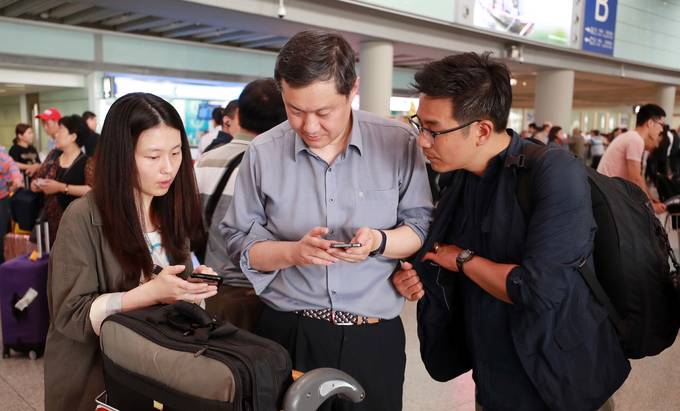 풍계리 핵시설 폐쇄 국내언론 공동취재단이 지난 21일 중국 베이징 서우두 공항에 도착해 주중 북한대사관 주소를 확인하고 있다. /뉴시스 