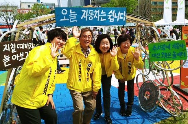 박수택 정의당 고양시장 예비후보가(왼쪽에서 두번째) 심상정 정의당 공동선대위원장(왼쪽에서 세번째)과 함께 고양어린이박물관에서 선거운동을 하고 있다. 