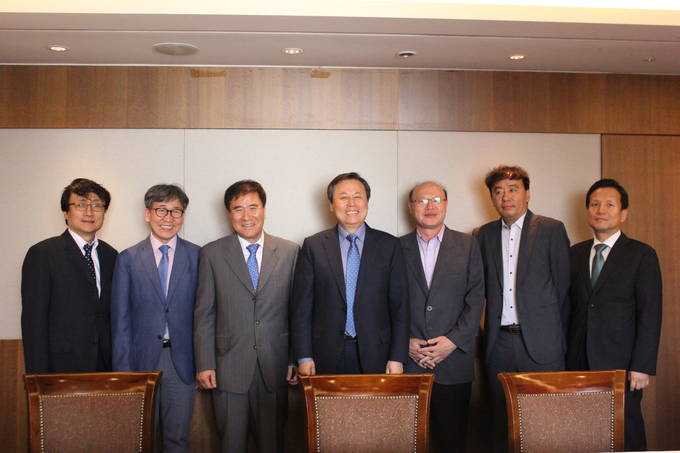 24일 오후 서울 중구 프레스센터 20층 무궁화실에선 정일용 6·15남측언론본부 상임대표, 김종필 기자협회 부회장, 김환균 전국언론노조 위원장, 류지열 한국PD연합회장, 안형준 한국방송기자연합회장, 김철관 한국인터넷기자협회 회장, 이준희 6·15언론본부 대변인, 민병욱 이사장이 참석한 언론단체-문체부 남북 언론교류 간담회가 열렸다. 