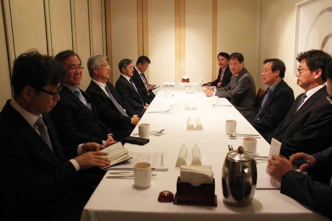 24일 오전 서울 중구 달개비에선 정규성 한국기자협회 회장을 비롯해 이병규 한국신문협회 회장, 양승동 한국방송협회 회장, 이하경 한국신문방송편집인협회 회장, 민병욱 한국언론진흥재단 이사장이 참석한 언론단체-문체부 남북 언론교류 간담회가 열렸다. 