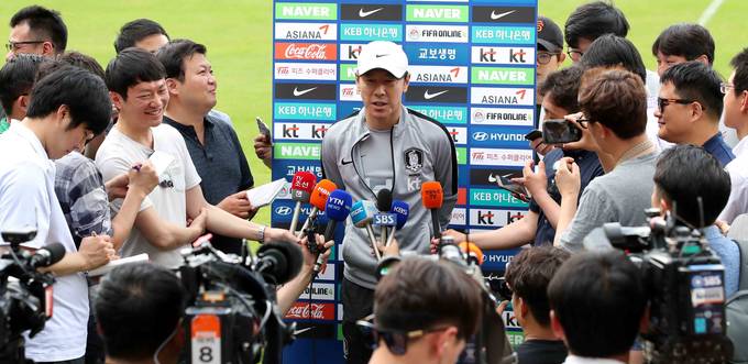 2018 러시아 월드컵에 출전하는 한국 축구 대표팀 신태용 감독이 지난 6일 전지훈련 캠프인 오스트리아 레오강 스타인베르그 스타디온에서 취재진과 인터뷰를 하고 있다. /뉴시스 