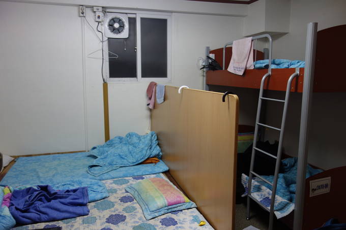 하리꼬미하는 수습기자들은 경찰서의 비좁고 열악한 2진 기자실에서 두세 시간씩 쪽잠을 잔다.  