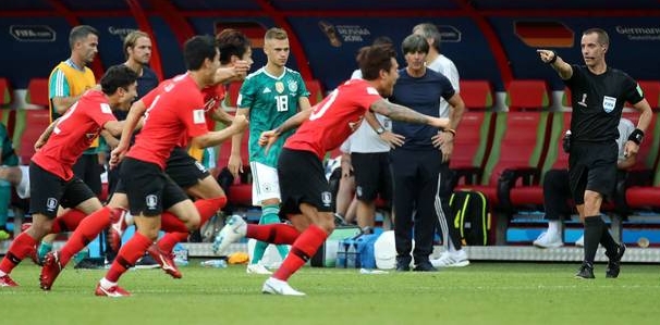 지난달 27일(현지시간) 열린 2018 러시아월드컵 조별리그 대한민국-독일의 경기, 한국 김영권(왼쪽 두번째)이 골을 넣고 동료들과 기뻐하고 있다. /뉴시스 