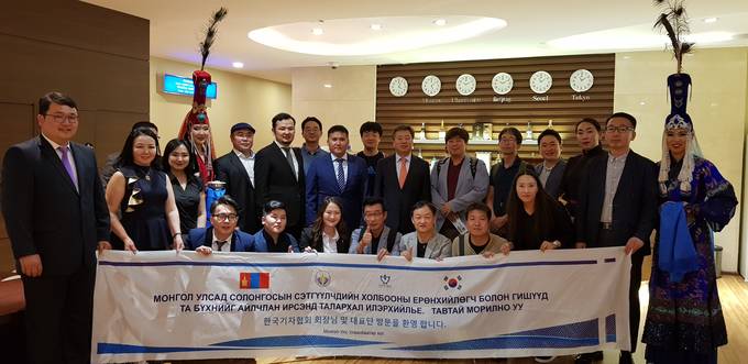 몽골을 방문한 한국기자협회 대표단이 칭기즈칸 국제공항에서 기념촬영을 하고 있다. 