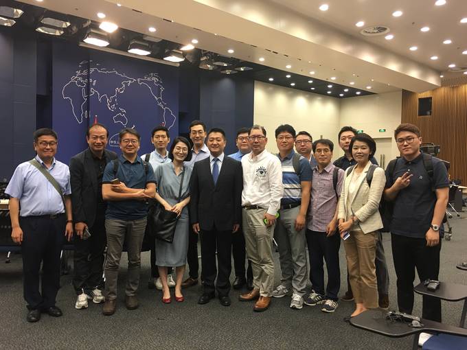 중국 단기연수 과정에 참여한 기자들이 지난 3일 중국 외교부 브리핑실에서 기념사진을 찍고 있다. 