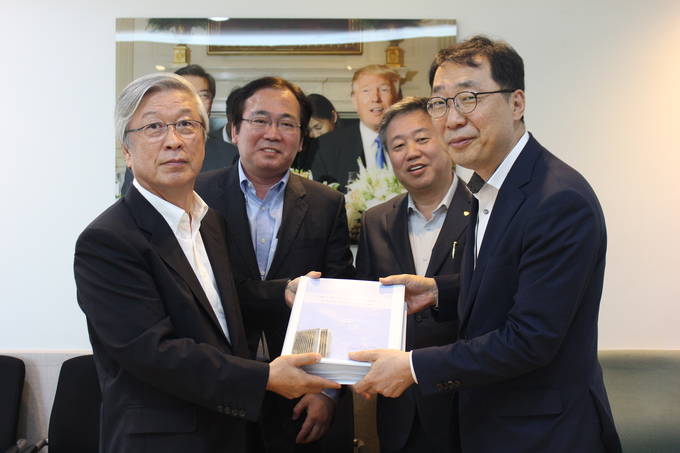 이병규 한국신문협회 회장(왼쪽부터), 이하경 한국신문방송편집인협회 회장, 정규성 한국기자협회 회장이 16일 청와대 연풍문 2층 대회의실에서 윤영찬 국민소통수석(오른쪽)을 만나 ‘프레스센터 언론계 반환 언론인 서명서’를 전달했다. 