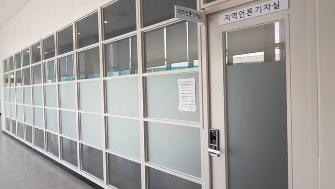 정부세종컨벤션센터 홍보동 지하 1층에 자리한 지역언론 기자실. 사무가구, 복합기 등이 갖춰져 있지마나 접근성이 떨어져 기자들의 발길은 뜸하다. 