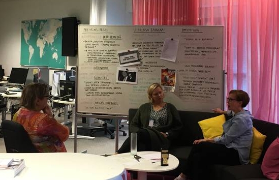 Yle 국제뉴스팀의 기자들이 업무와 관련해 대화를 나누고 있다. 