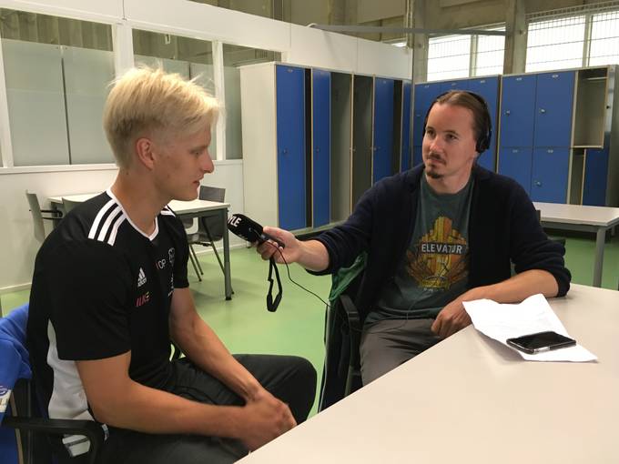 베싸 마르띠넨 기자가 헤드셋을 착용하고 인터뷰를 녹음하고 있는 모습. 