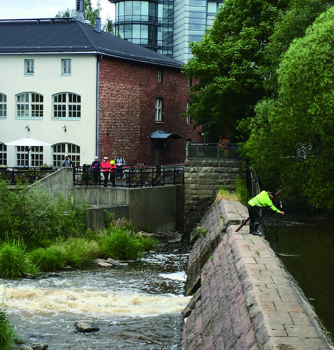 보수 작업을 앞두고 방류를 시작한 티꾸릴라 코스끼 댐. 이 소식은 라디오로 생중계됐다. 