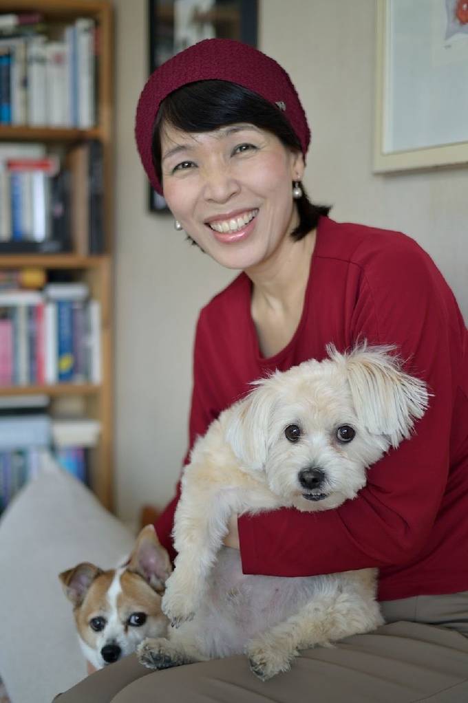 이재숙 KBS 기자가 반려견 ‘김새봄’, ‘김방울’과 함께 찍은 사진. 이 기자가 안고 있는 개가 김새봄, 갈색빛의 개가 몇 년 전 무지개다리를 건넌 김방울이다. 