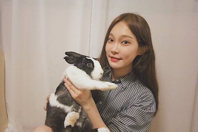 이순지 한국일보 기자가 반려 토끼 ‘랄라’와 포즈를 취하고 있다. 