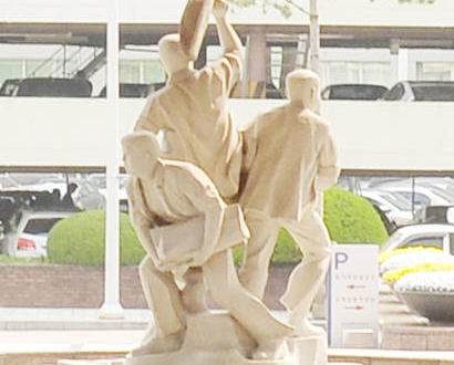 옛 중앙일보 서소문 사옥 앞에 있던 신문 배달소년상. 한때 중앙일보를 상징했던 소년상은 설치 33년 만인 지난해 12월 철거됐다. 내부에선 ‘경영진이 신문을 어떻게 생각하는지 보여주는 상징적 사건’이라는 반응이 나왔다. /더팩트 제공 