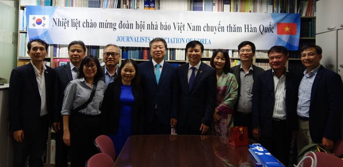 베트남기자협회 기자단이 지난 24일 서울 중구 세종대로 한국기자협회를 방문해 정규성 회장과 환담을 나눴다. 한국기자협회 초청으로 한국에 방문한 베트남 기자들은 호 꽝 러이 베트남기자협회 상임부회장 등 10명이다. 