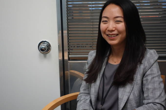 빅토리아 김 기자가 지난달 10일 LA다운타운에 위치한 LA타임스 편집국 회의실에서 질문에 답하고 있다. 