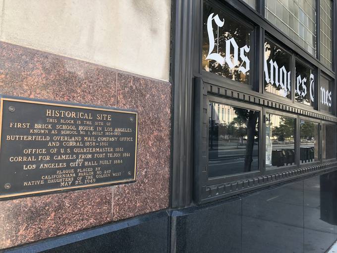 LA다운타운에 위치한 LA타임스 구 사옥 후문 인근. 건물위치의 역사적 배경을 설명하는 표지석이 보인다. 