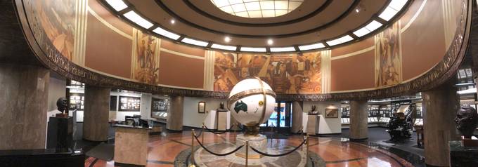 LA타임스 구사옥 정문으로 입장하면 작은 신문 박물관이라 할 수 있는 글로브 로비(Globe Lobby)에 다다른다. 