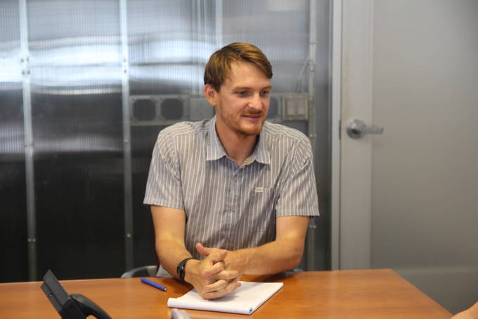 네이트 롯 NPR기자가 지난달 12일 LA근교 컬버시에 위치한 NPR서부본부 사옥 회의실에서 질문에 답하는 모습. 