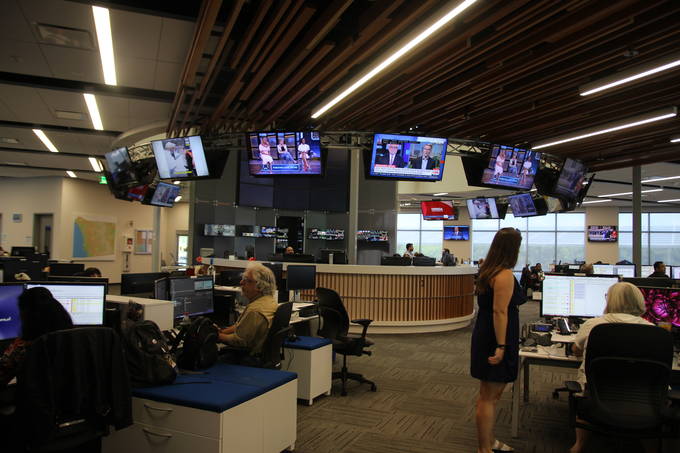 NBC7 뉴스룸 전경. NBC7에선 히스패닉을 위한 매체인 텔레문도20(Telemundo20)이 한지붕 아래 함께 운영된다. 