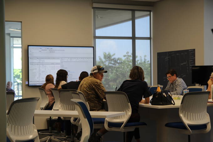 뉴스룸 한편에서 오후 회의를 진행 중인 NBC7기자들 모습. 