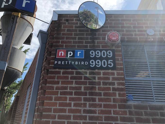 NPR서부본부에 접어드는 길목에 회사로고와 주소가 보인다. 