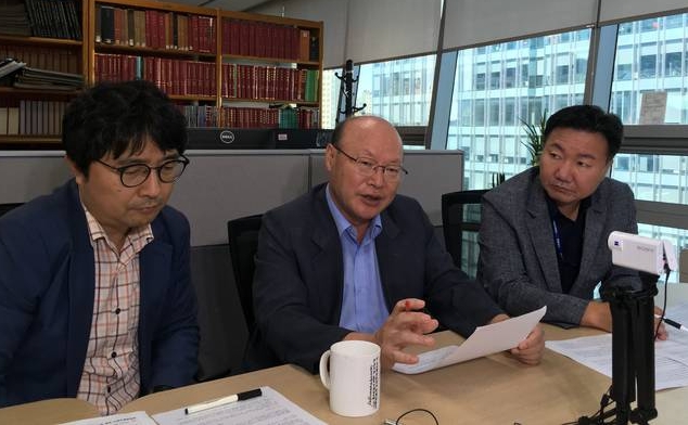 ‘정일용의 북맹타파’의 제작진이자 출연진은 연합뉴스 통일언론연구소의 3인방이다. 지난달 31일 연합뉴스 수송동 사옥 8층 연구소 사무실에서 김중배 기자(연구원)와 정일용 소장, 이우탁 부소장(왼쪽부터)이 유튜브 영상을 촬영하고 있다. 