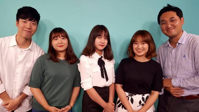 에디터인 딩티꾸엔씨(가운데)는 2016년 말부터 ‘K-TREND’ 채널을 운영하고 있다. 사진은 K-TREND에 출연하고 있는 한국일보 영상팀의 김창선 PD(왼쪽부터), 최희정 PD, 한설이 PD, 강희경 영상팀장. 