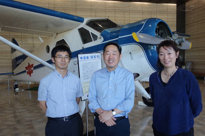 일본 주니치신문 나고야본사 1층 로비에서 타테이시 토모야스 기자(2008년 입사), 나카무라 키요시 부장(1984년 입사), 오사다 히로미 기자(1999년 입사). 기자들 뒤로 1955~1977년 주니치신문 취재용 헬기로 쓰인 ‘니이타카 호’가 보인다. 