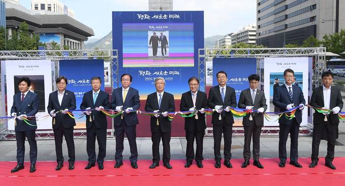  17일 서울 광화문 광장에서 열린 '평화, 새로운 미래-한반도 평화기원'을 주제로 한 보도사진전 개막식에서 참석자들이 테이프 커팅을 하고 있다. 왼쪽부터 이동희 한국사진기자협회장, 이근영 한국인터넷신문협회장, 정규성 한국기자협회장, 이하경 한국신문방송편집인합회장, 이병규 한국신문협회장, 민병욱 한국언론진흥재단 이사장, 윤영찬 국민소통수석, 진성준 서울시 정무부시장, 조성부 연합뉴스 사장, 류지열 한국피디연합회장. (뉴시스) 