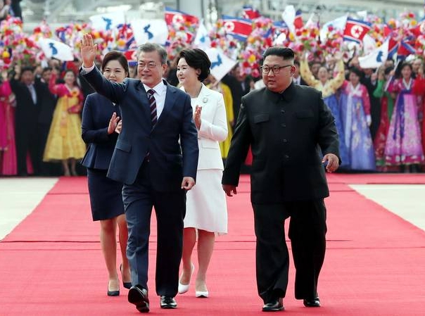 문재인 대통령과 김정은 북한 국무위원장이 18일 평양에서 다시 만났다. 2박3일 일정의 평양 회담에 동행한 청와대 출입기자 풀단은 또 한 번 역사적 순간을 기록하고 있다. /연합뉴스 
