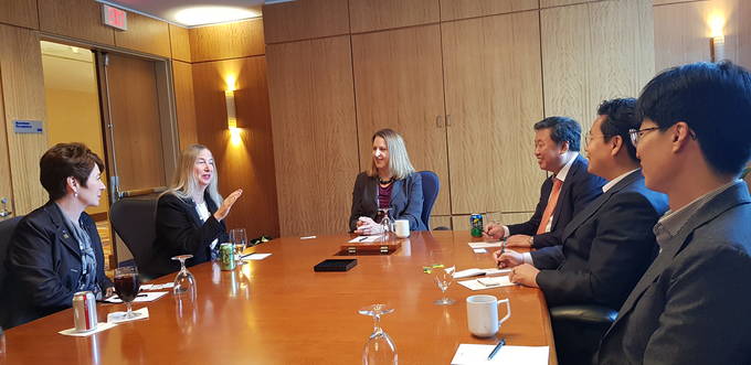 정규성 한국기자협회 회장(왼쪽에서 네 번째)과 레베카 베이커 미국기자협회 회장(왼쪽에서 세 번째), 알렉스 타퀴니오 차기 미국기자협회 회장(왼쪽에서 두 번째) 등이 지난달 28일 미국 볼티모어에서 간담회를 갖고 양국 협회의 현안에 대해 논의하고 있다. 