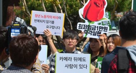 지난해 4월 tvN 드라마 ‘혼술남녀’의 신입 조연출이었던 고 이한빛씨의 사망 사건은 열악한 방송계 노동의 현실을 극명하게 보여줬다. 사진은 그해 5월 서울 대학로 마로니에공원에서 ‘비정규직철폐공동행동’ 주최로 열린 청년노동자 공동기자회견에서 한 회원이 ‘카메라 뒤에도 사람이 있다’는 내용이 적힌 피켓을 들고 카메라 기자들을 바라보고 있는 모습. /뉴시스 