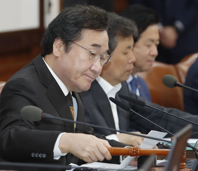 이낙연 국무총리가 지난 2일 오전 서울 세종로 정부서울청사에서 열린 국무회의에서 회의 시작을 알리는 의사봉을 두드리고 있다. 이 총리는 국무회의에서 가짜뉴스 실태와 대책에 대해 언급했다. /뉴시스 
