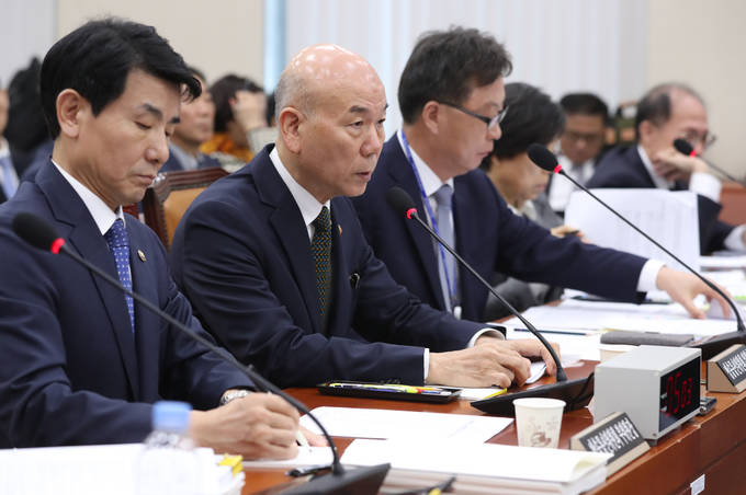 11일 과방위 국감장에서 이효성 방통위원장이 의원들의 질문에 답변하고 있는 모습.(뉴시스) 
