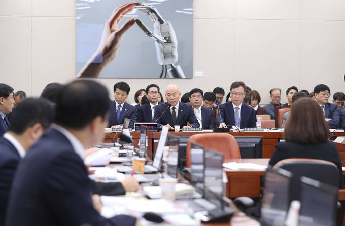 11일 오전 서울 여의도 국회에서 열린 과학기술정보방송통신위원회의 방송통신위원회, 방송통신심의위원회, 시청자미디어재단 국정감사에서 이효성 방송통신위원장이 의원들의 질의에 답하고 있다.(뉴시스) 