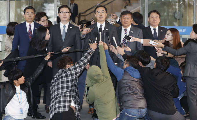 남북고위급회담 남측 수석대표 조명균 통일부 장관을 비롯한 대표단이 15일 오전 서울 삼청동 남북회담본부에서 남북고위급회담 출발 전 취재진 질문에 답변하고 있다. 왼쪽부터 김정렬 국토교통부 2차관, 천해성 통일부 차관, 조 장관, 노태강 문화체육관광부 2차관, 김정렬 국토교통부 2차관. /뉴시스 