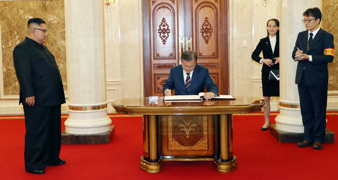 평양 남북정상회담 첫날인 지난달 18일 노동당 본부청사에서 정상회담에 앞서 방명록에 서명 중인 문재인 대통령을 근접 취재하는 이상헌 기자(맨 오른쪽). 