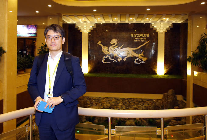 남측 프레스센터가 있던 고려호텔 로비에 선 이상헌 기자. 