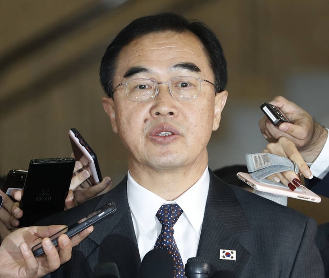 조명균 통일부 장관이 지난 15일 오전 서울 삼청동 남북회담본부에서 남북고위급회담 장소인 판문점으로 출발하기 전 취재진 질문에 답변하고 있다. /뉴시스 