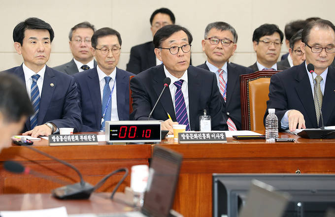 18일 오후 서울 여의도 국회에서 열린 과학기술정보방송통신위원회의 방송문화진흥회,한국방송광고진흥공사의 국정감사에 출석한 김상균 방송문화진흥회 이사장이 의원 질의에 답변하고 있다.(뉴시스) 