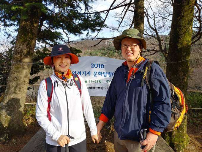 박병근 춘천MBC 기자(오른쪽)가 아내와 함께 문장대에 올라 손을 맞잡고 있다. 