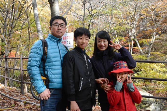 강지현 경남신문 기자(오른쪽에서 두번째)가 가족과 함께 세심정 인근에서 포즈를 취하고 있다. 