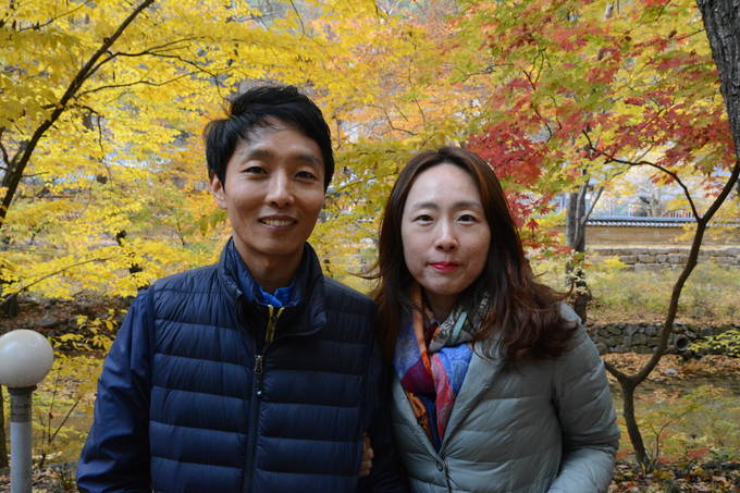 아내와 법주사까지 트래킹에 나선 원승일 아주경제 기자(왼쪽) 