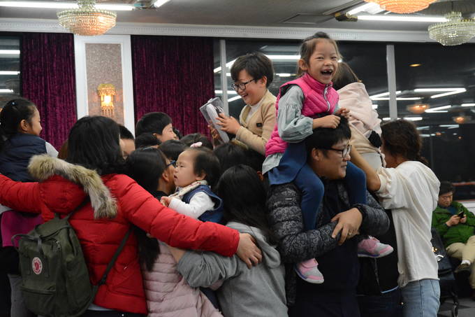 레이크힐스 호텔 9층 천황봉홀에서 열린 레크리에이션 행사에서 참가자들이 즐거운 시간을 보내고 있다. 