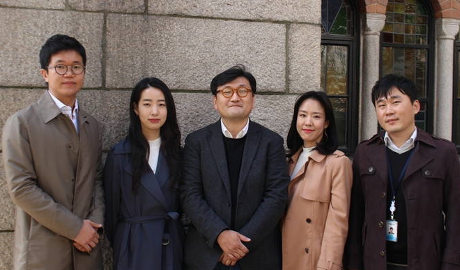 서울신문 탐사기획부의 5인방. 사진 왼쪽부터 이성원·이혜리 기자, 유영규 부장, 신융아·임주형 기자. /서울신문 제공 