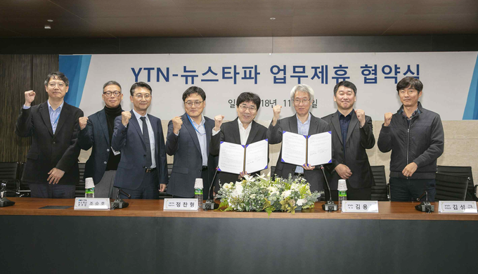 YTN과 뉴스타파가 지난 7일 서울 상암동 YTN 본사에서 업무제휴 협약식을 열었다. 이날 YTN 정찬형 사장(왼쪽에서 다섯번째)과 조승호 보도혁신본부장, 현덕수 보도국장, 뉴스타파 김용진 대표(왼쪽에서 여섯번째), 김성근 경영실장 등이 자리했다. YTN 제공 