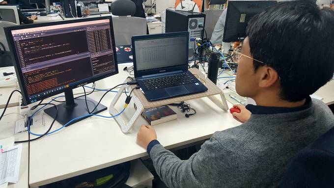 독자들과 다른 언어로 소통하고 변화하는 미디어 환경에 대응하겠다며 영상, 프로그래밍을 배우는 기자들이 늘어나고 있다. 사진은 데이터 분석을 하고 있는 권오성 한겨레 기자. 